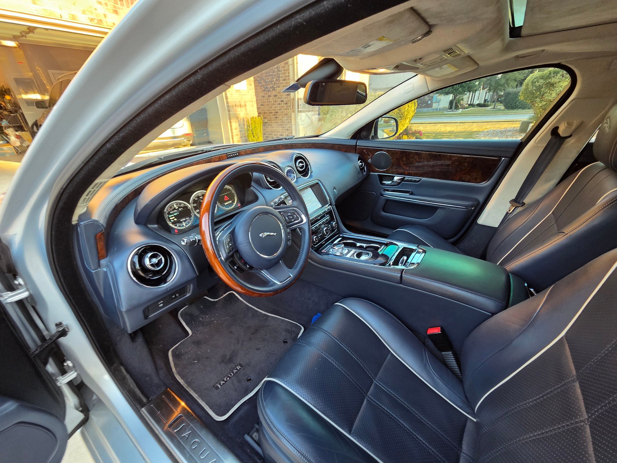 2011 Jaguar XJ - 2011 Jaguar XJL - Used - VIN Sajwa2gb4blv10476 - 76,800 Miles - 8 cyl - 2WD - Automatic - Sedan - Silver - Georgetown, TX 78628, United States