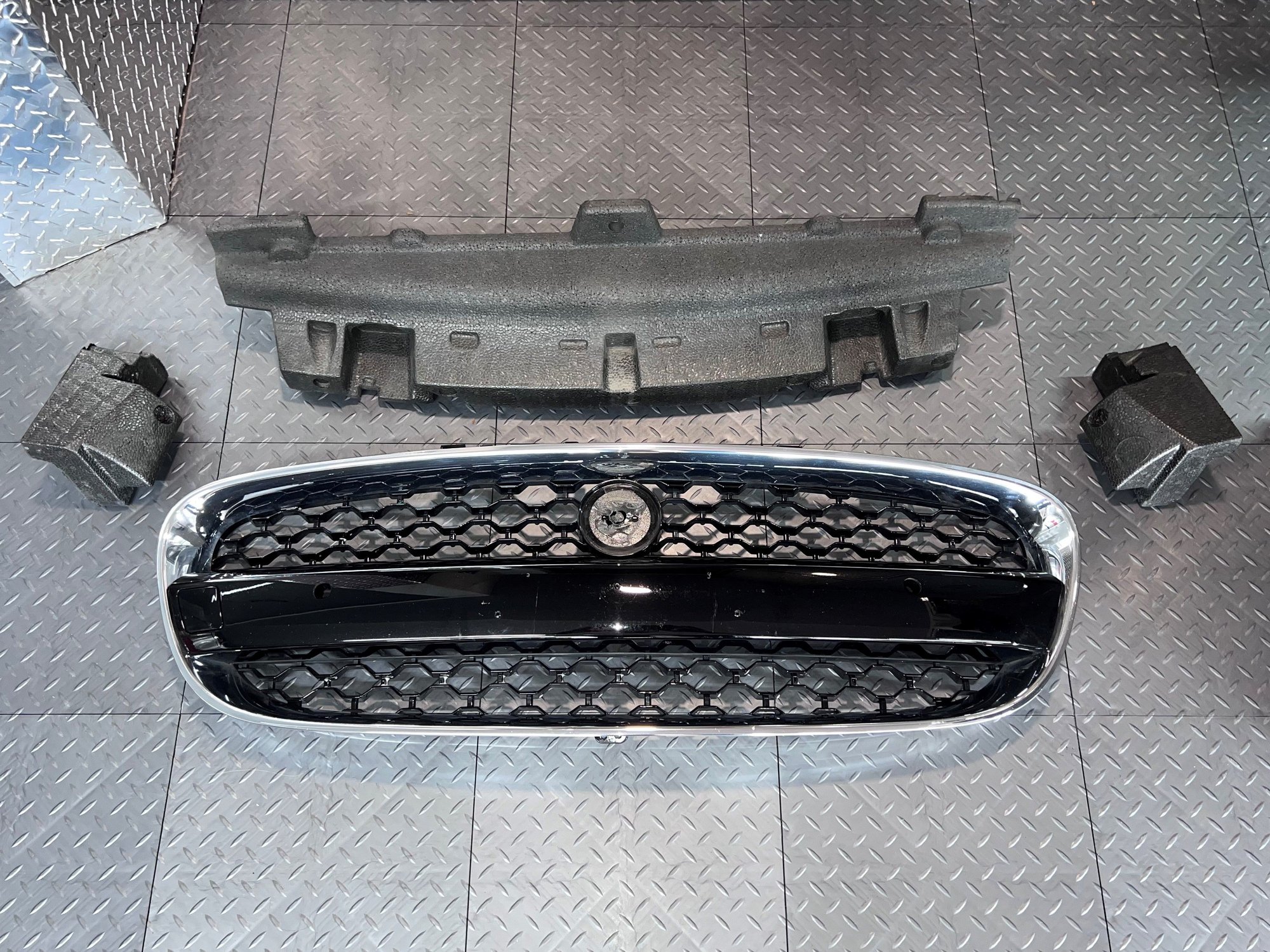 Exterior Body Parts - Jaguar F-Type front grill, OEM, 2014-2017 - Used - 2014 to 2017 Jaguar F-Type - Seattle, WA 98116, United States
