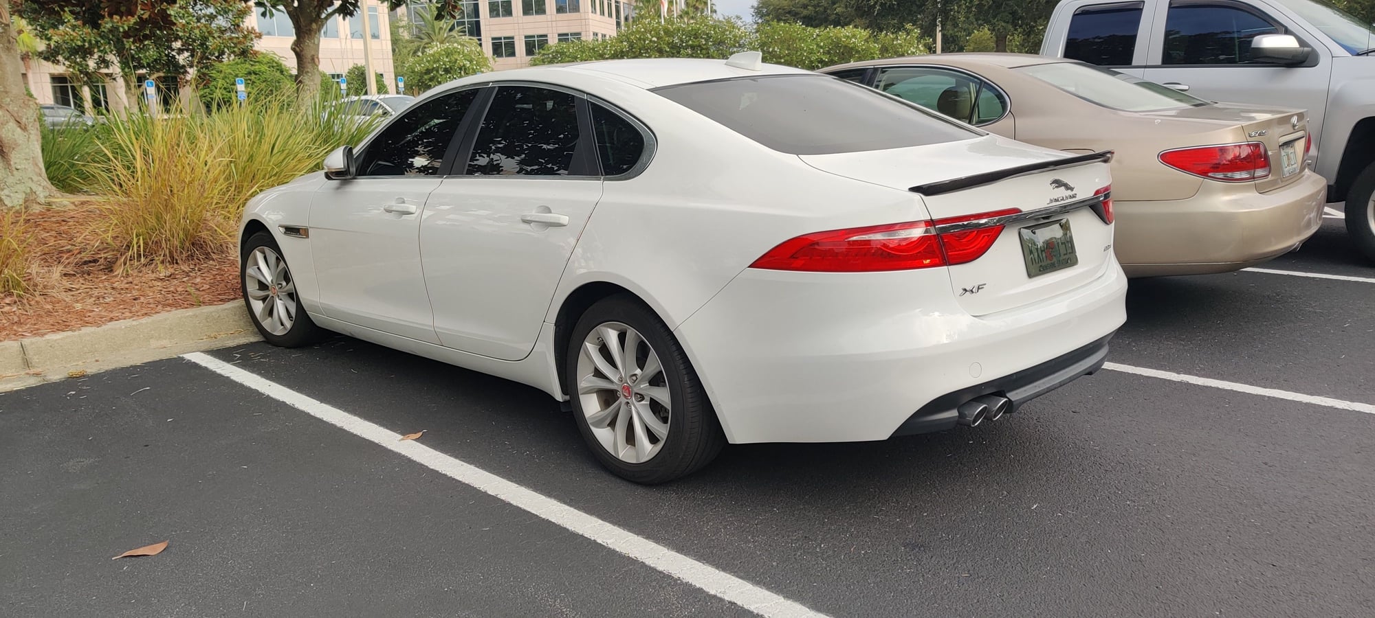 2017 Jaguar XF - 2017 XF 20d Premium - Used - VIN SAJBD4BN8HCY44618 - 71,000 Miles - 4 cyl - 2WD - Automatic - Sedan - White - Jacksonville, FL 32258, United States