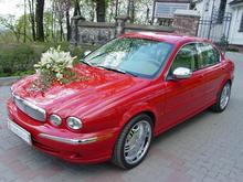 I don´t care for the flowers on the hood but I promised my friend that I would drive him to his wedding and reception.His to be had the idea of decorating it and since it didn´t mess with the almost flawless paintjob, I was cool about it.Hey, it was his funeral,I mean wedding day.