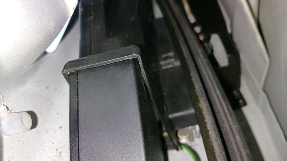 this is where the control rod to lock cylinder is hiding.