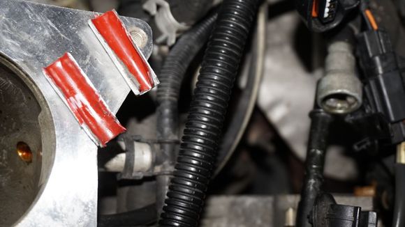 Well - disconnection the fuel lines (there are 2). Don't do it like that (I used an old antenna to make my own tool. It worked alright before on the S-Type fuel filter, but here I had a real fight on my hands. It is not worth the trouble: Order IN TIME, before you start, these special plastic clips cheap on the internet. They are cheap. But since I did not have them back then, I had to improvise...