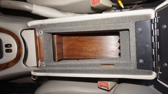 With the remaining parts installed, it looks like it had always been that way - plus it is a coloour-match to the rest of the wood-veneer in the XJ8.