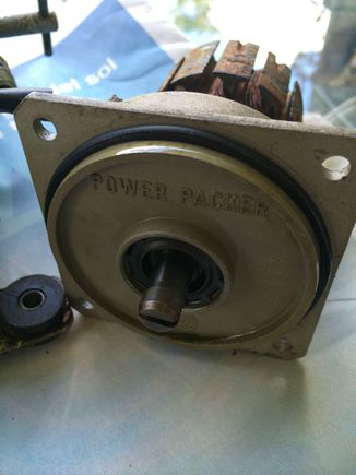 Motor side. Notice the notch on tip of drive shaft that engages flat bar on pump side. Also the large external ORing. Greenish oily liquid as lubricant. (Pentosin?)