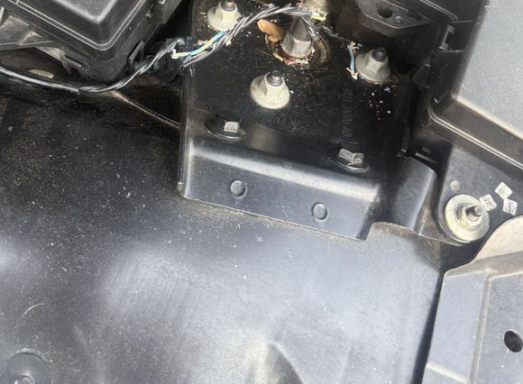 Jaguar xfr 2010 supercharged 5.0 
VIN 49119
Left side outside of fusebox 