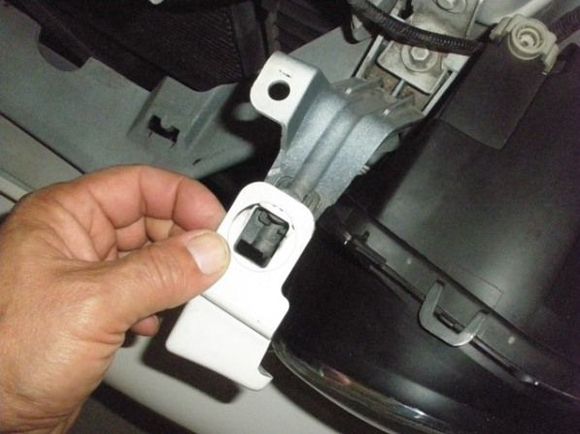 Lift up and pull forward to unlatch.