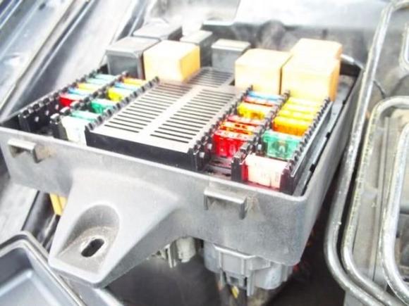 front power distribution fuse box 02