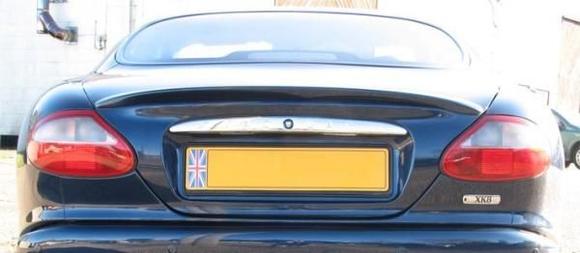 Rear boot/trunk plinth