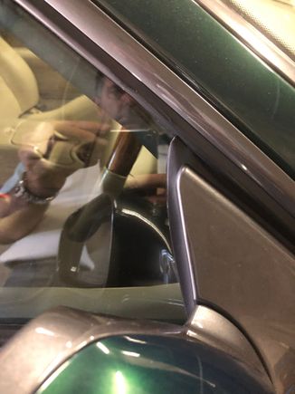 RH window compressing seal correctly