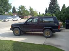 My new parts Jeep. 1989 Cherokee Ltd, 2 door w/ trailering pkg. New shocks, exhaust and some other parts. Runs pretty damn good for 350K  kms. All for a measly $100 and it has a Dana 44! Wahooo