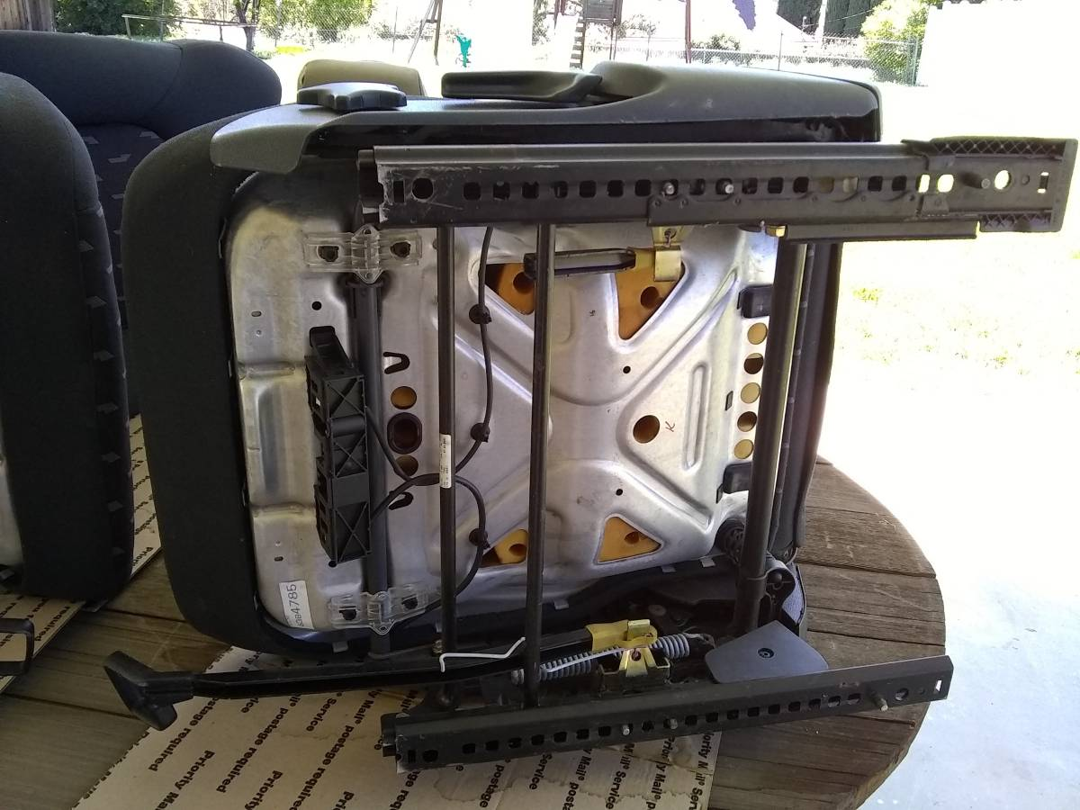 Interior/Upholstery - 2 Front Seats for 2002 to 2005 Mercedes C230 Sport Coupe - Used - 2002 to 2005 Mercedes-Benz C230 - Porter Ranch, CA 91326, United States