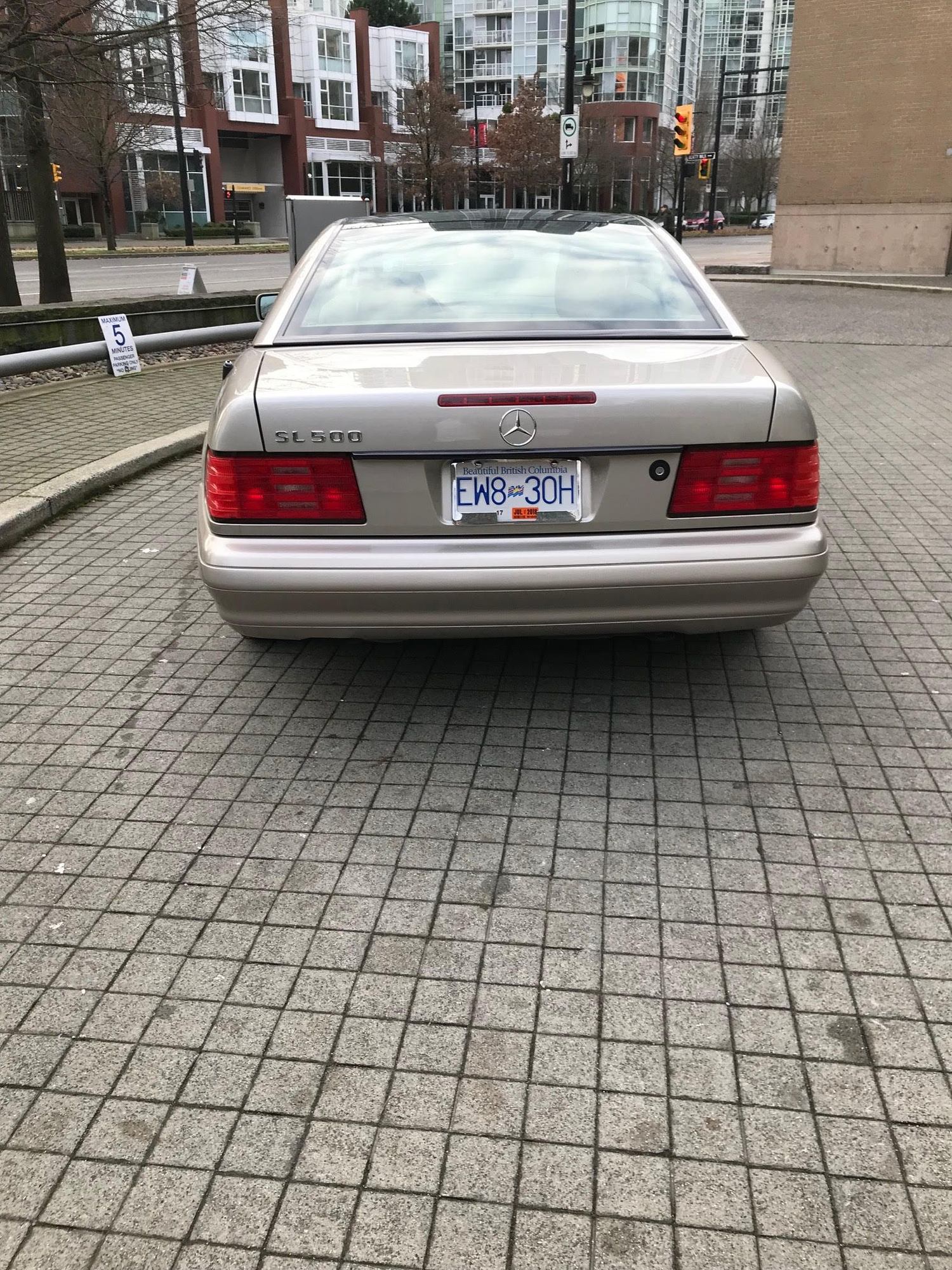 1998 Mercedes-Benz SL500 - 1998 Mercedes SL500 with Panoramic Glass Top - Used - VIN WDBFA67F0WF169623 - 32,000 Miles - 8 cyl - 2WD - Automatic - Convertible - Beige - vancouver, BC v6b6j7, Canada