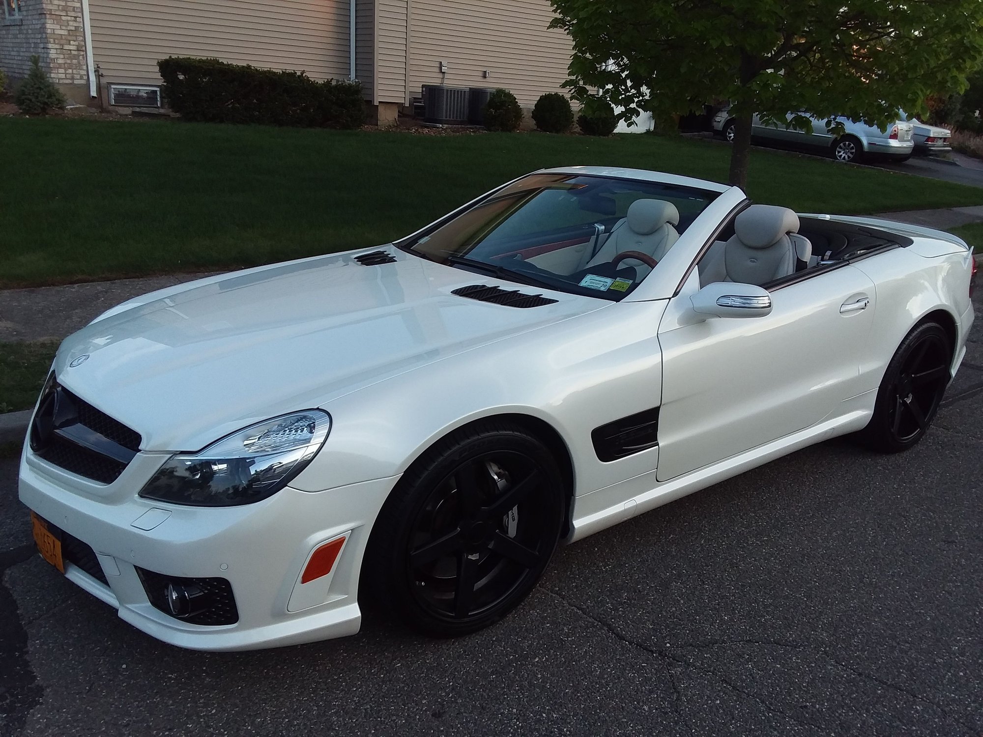 2007 Mercedes-Benz SL550 - 07 SL550 DESIGNO ROADSTER CONVERTED 2011 SL63 AMG BODY-BRAKES-EXHAUST WHITE W/WHITE - Used - VIN WDBSK71F77F133374 - 77,000 Miles - 8 cyl - 2WD - Automatic - Convertible - White - Syosset, NY 11791, United States