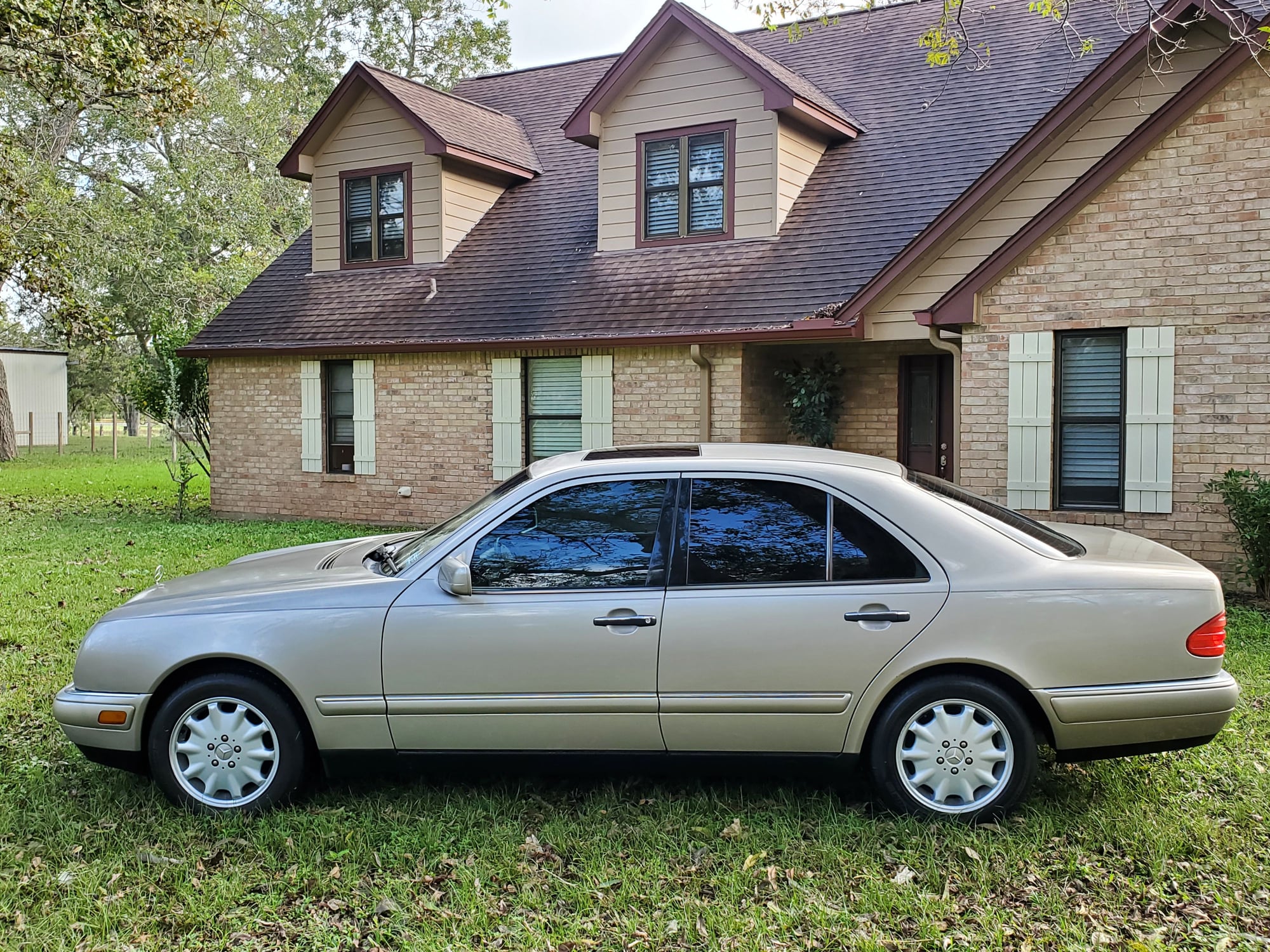 1999 Mercedes-Benz E300 - 1999 Mercedes Benz E300TD - Used - VIN Wdbjf25h9xa937168 - 123,850 Miles - 6 cyl - 2WD - Automatic - Sedan - Beige - Sugarland, TX 77479, United States