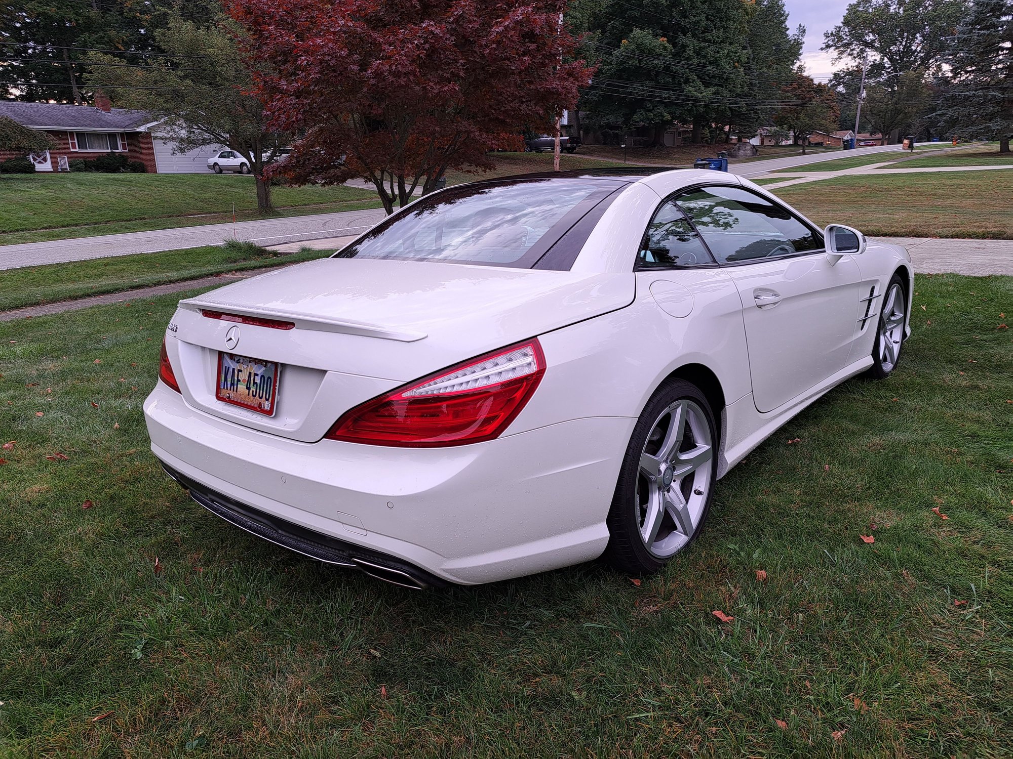 2015 Mercedes-Benz SL550 - Beautiful Diamond White over Red Mercedes SL550 Hard Top Convertible for Sale - Used - VIN WDDJK7DA2FF030977 - 40,750 Miles - 8 cyl - 2WD - Automatic - Convertible - White - North Olmsted, OH 44070, United States