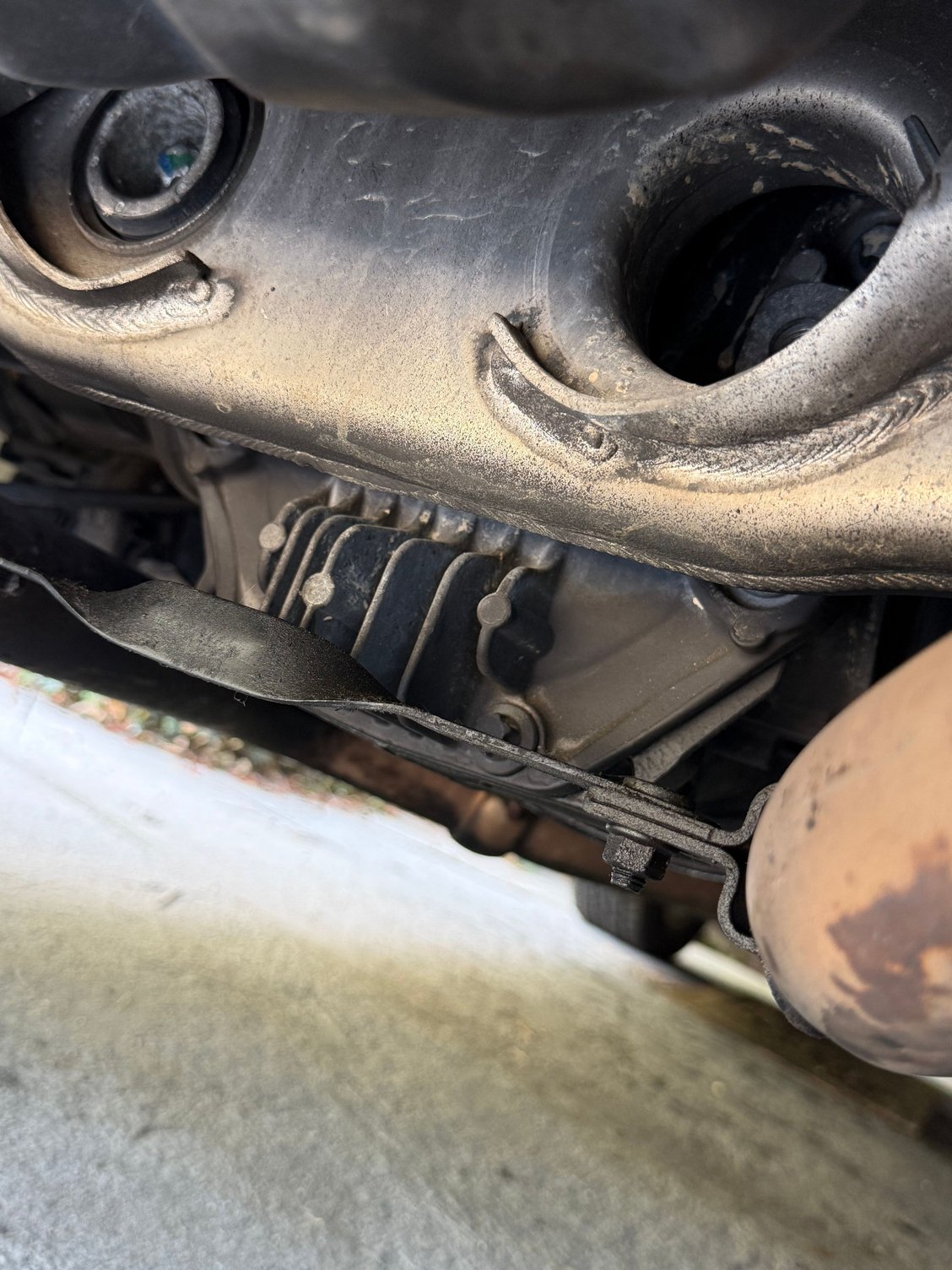 Left assembly is fasted to differential. No assembly on right. What component is this? 