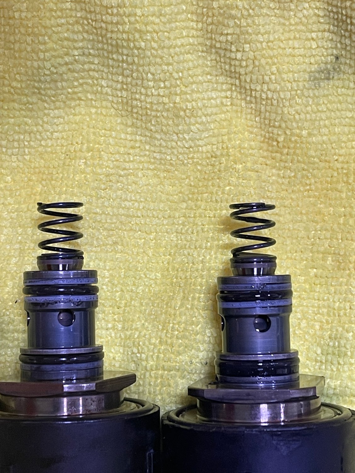 The locking valve on the right seem to be stuck in open position?