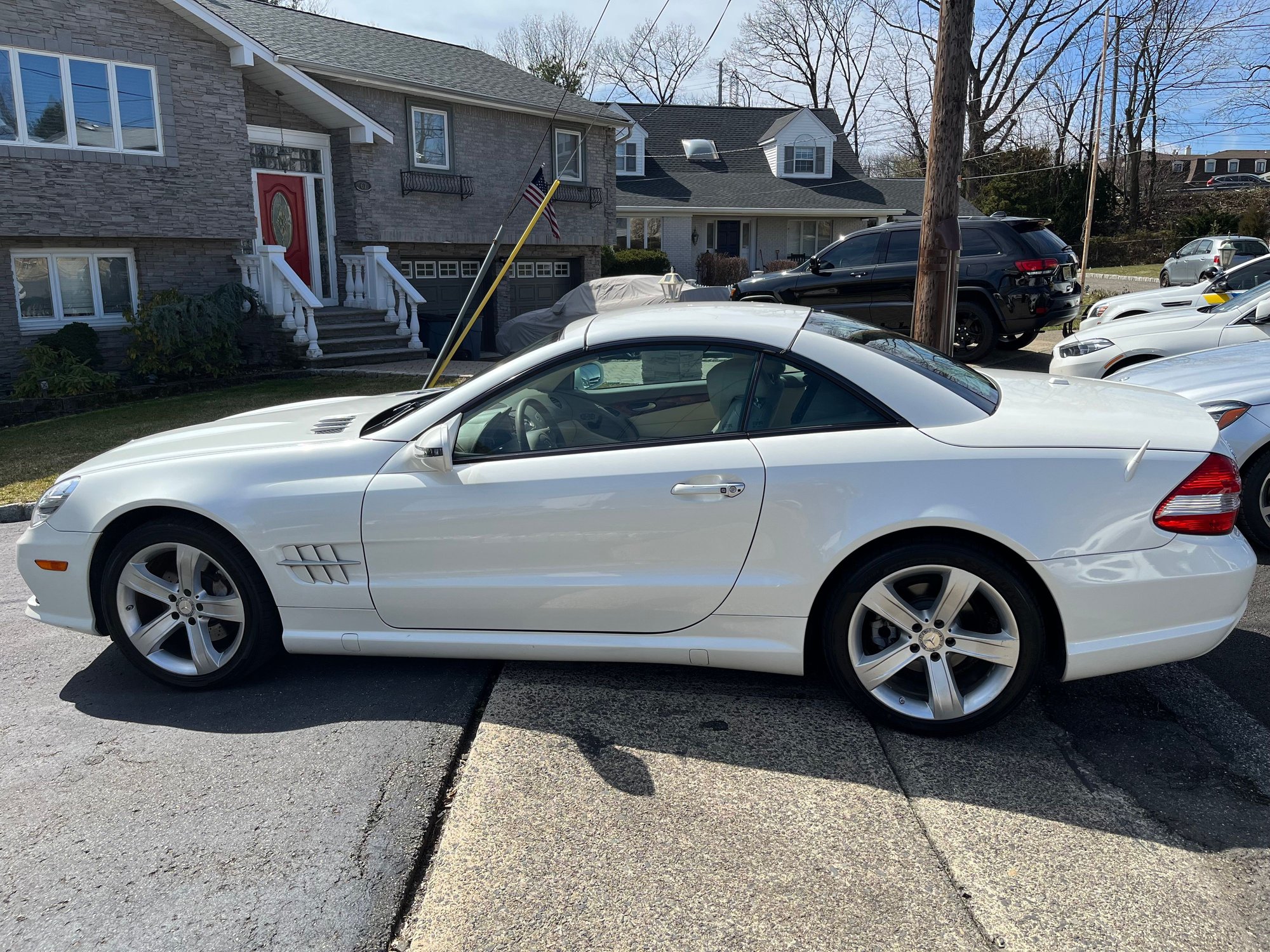 2009 Mercedes-Benz SL550 - 2009 Mercedes SL550 - Used - VIN WDBSK71F99F156450 - 77,700 Miles - 8 cyl - 2WD - Automatic - Convertible - White - Towaco, NJ 07082, United States