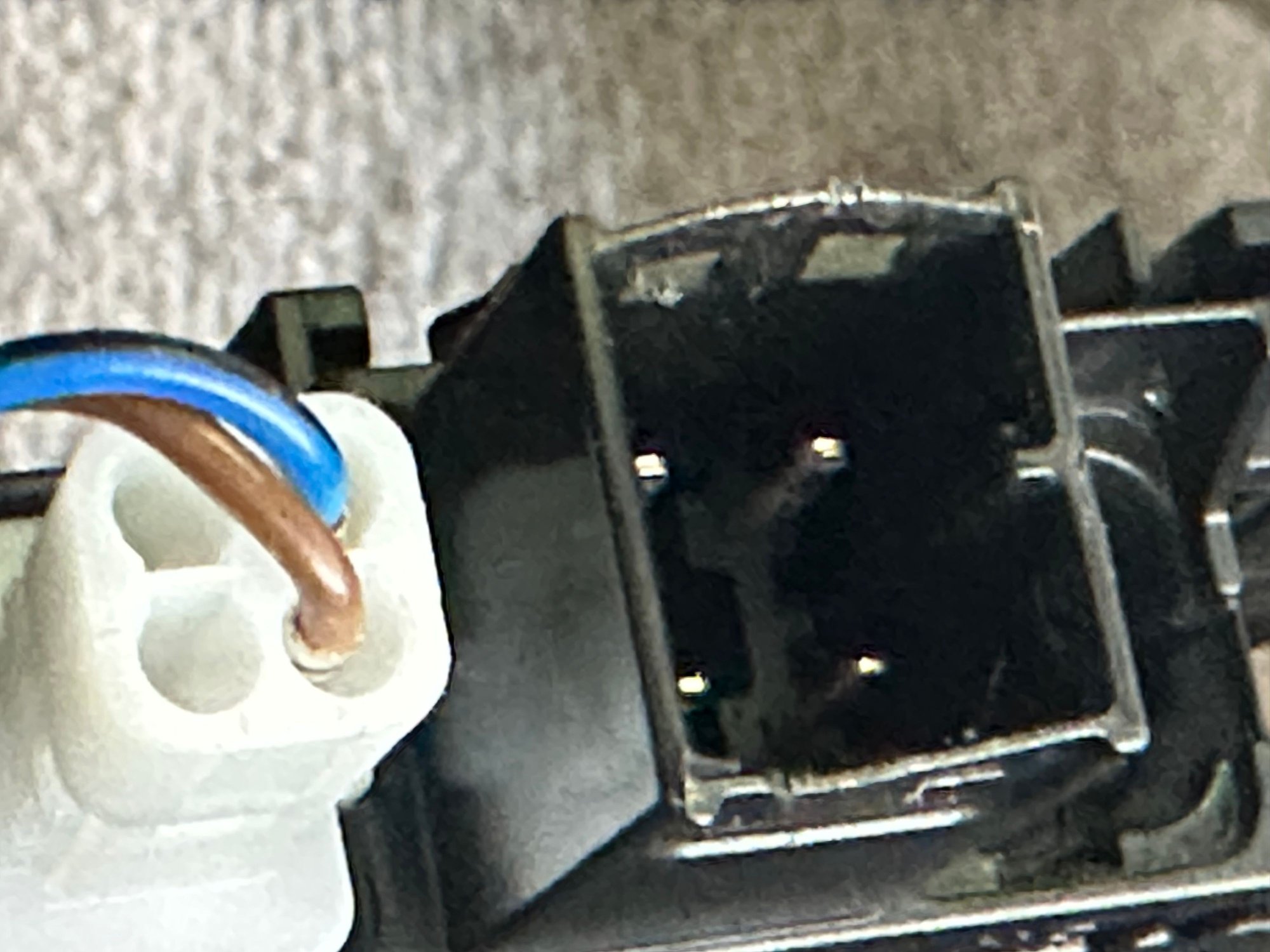 See the ridge on the plug - get a pic in there to pull it out 