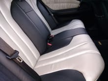 Pristine rarely used back seats. Belive the colours are cuir-noir and graphite.