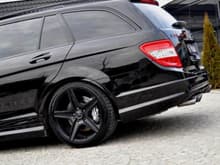 H&amp;R 20mm lowering springs
Gloss black window and trunk trims
Gloss black roof rack
Satin black 18&quot; AMG Stock wheels
CF diffuser