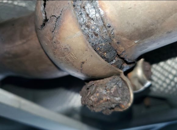 Close up.  Looks like a crack on the pipe on the bottom.  Wondering if what im looking at is the mesh part of the sealing ring, around entire pipe, maybe compressed and melted together.  Or is that pipe flared out and the pipe im looking at and not the sealing ring?