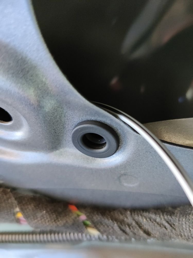 Rubber mounting cup placed for D-pillar speaker