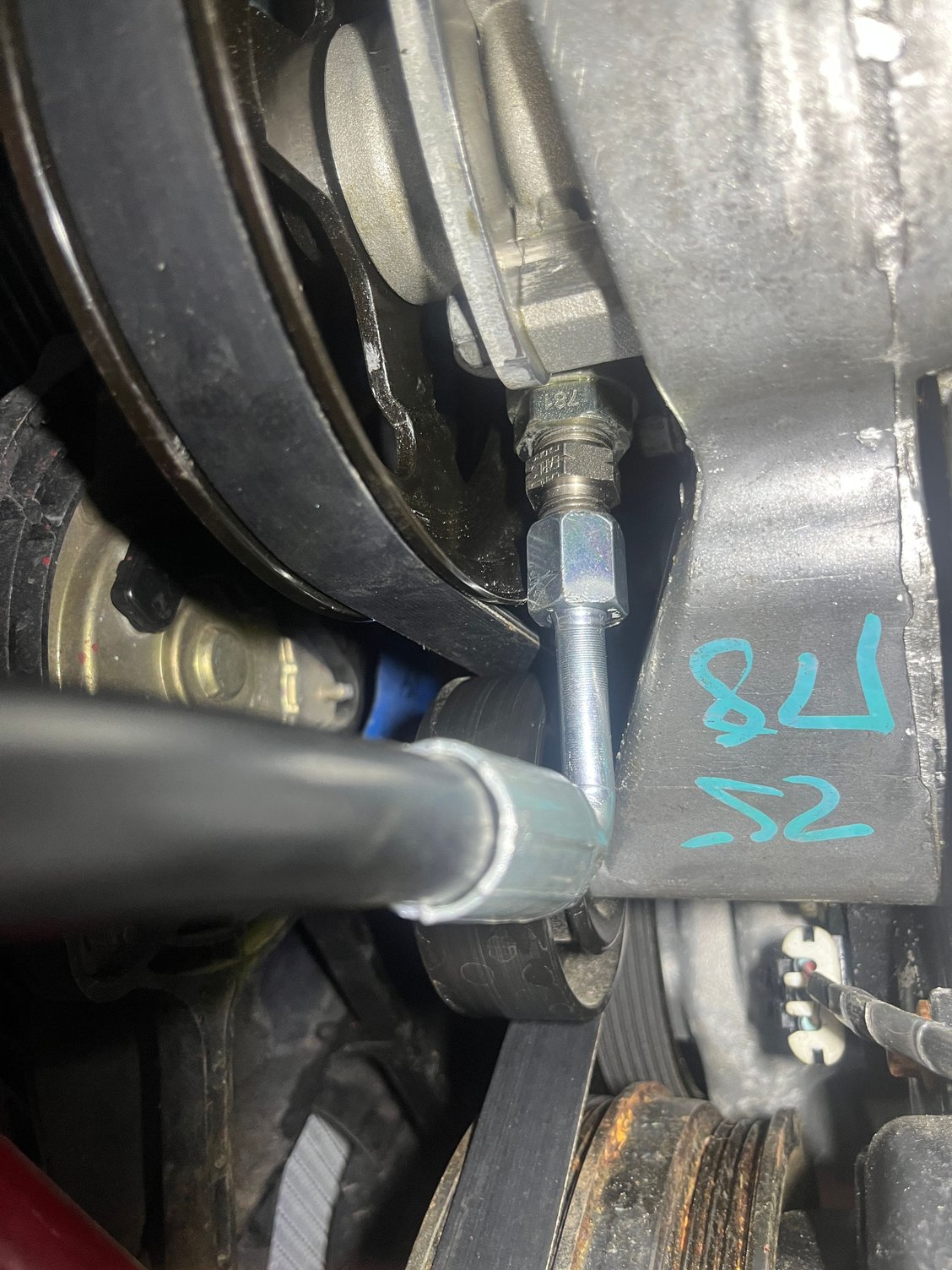 The high pressure line will rub on the powersteering pulley, so I need to get another. I tried to get one locally but could not find one. I decided to make one. 