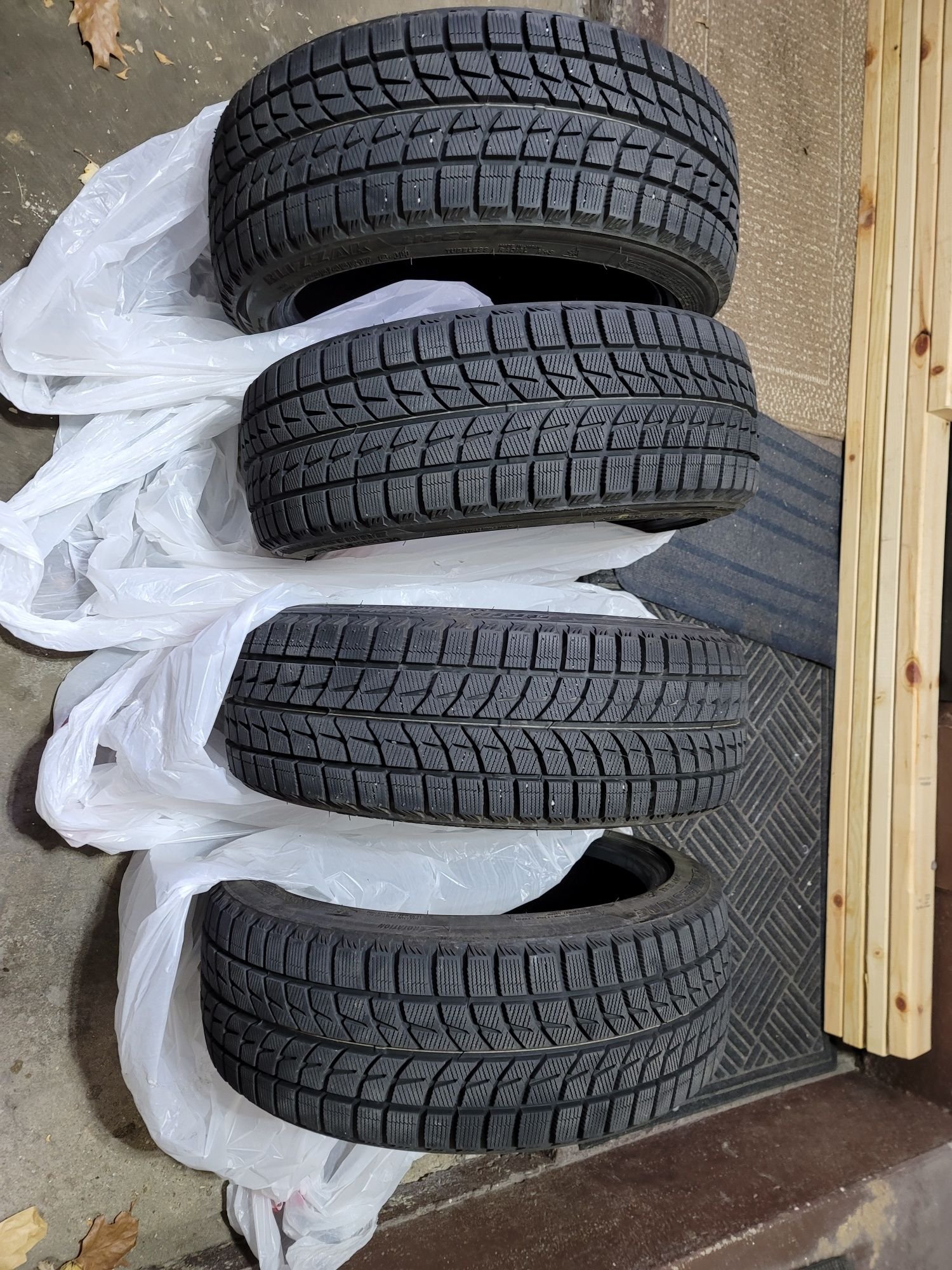Wheels and Tires/Axles - Set of 4 Bridgestone Blizzak LM-60 RFT Winter Tires - Used - 0  All Models - Des Moines, IA 50311, United States