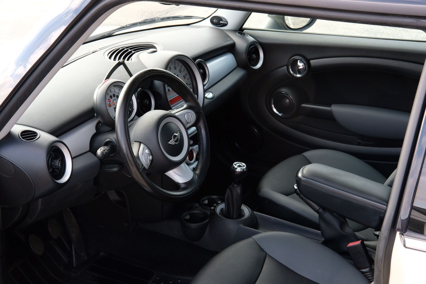 2010 Mini R56: "Mk II" Mini Hatch/Hardtop range - Manual Pepper White R56 outside Philadelphia - Used - VIN WMWMF3C51ATU79471 - 84,216 Miles - 4 cyl - 2WD - Manual - Hatchback - White - Havertown, PA 19083, United States