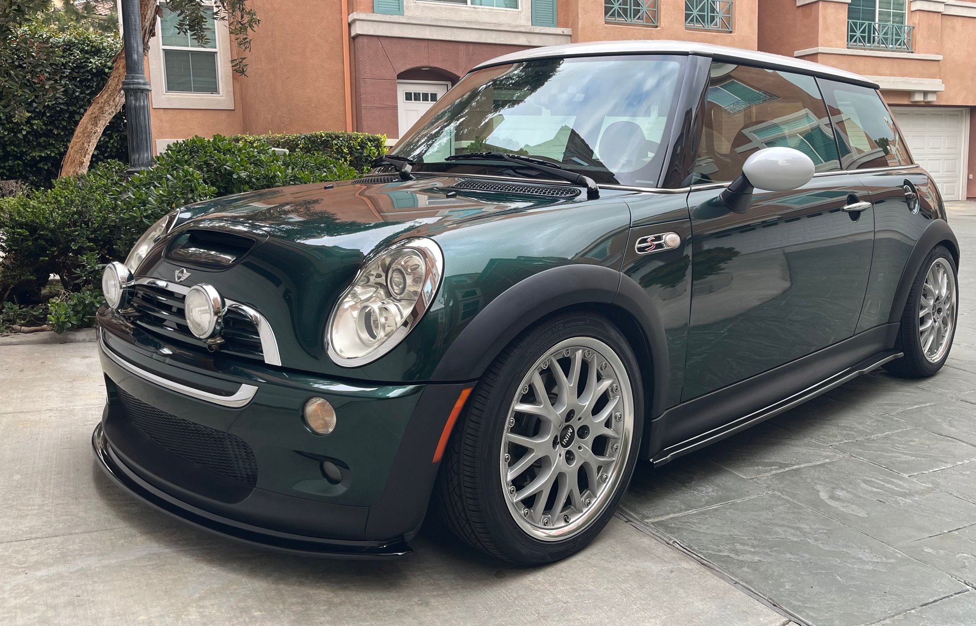 After a couple of months… new refinished r90 wheels with polished lips.  Splitters all around.  