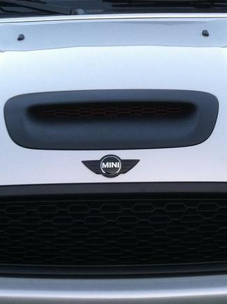 Tried to show the hood scoop grill that I used red Plastidip to change the color...
Good pic of the blacked out Mini badge