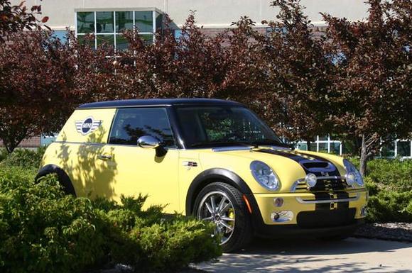 9276Mini Cooper at Schoo in the bushes