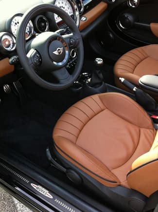 Interior: Lounge Leather Toffee with Toffee Color Line.