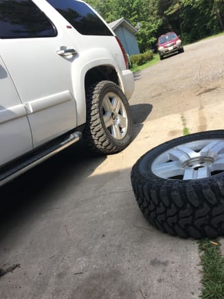 Finally got the 33x12.5020's renegade r7 m/t's ordered from Amazon 4 tires shipped for like $840, have to cut a good bit in the front to fit them, no rubbing now