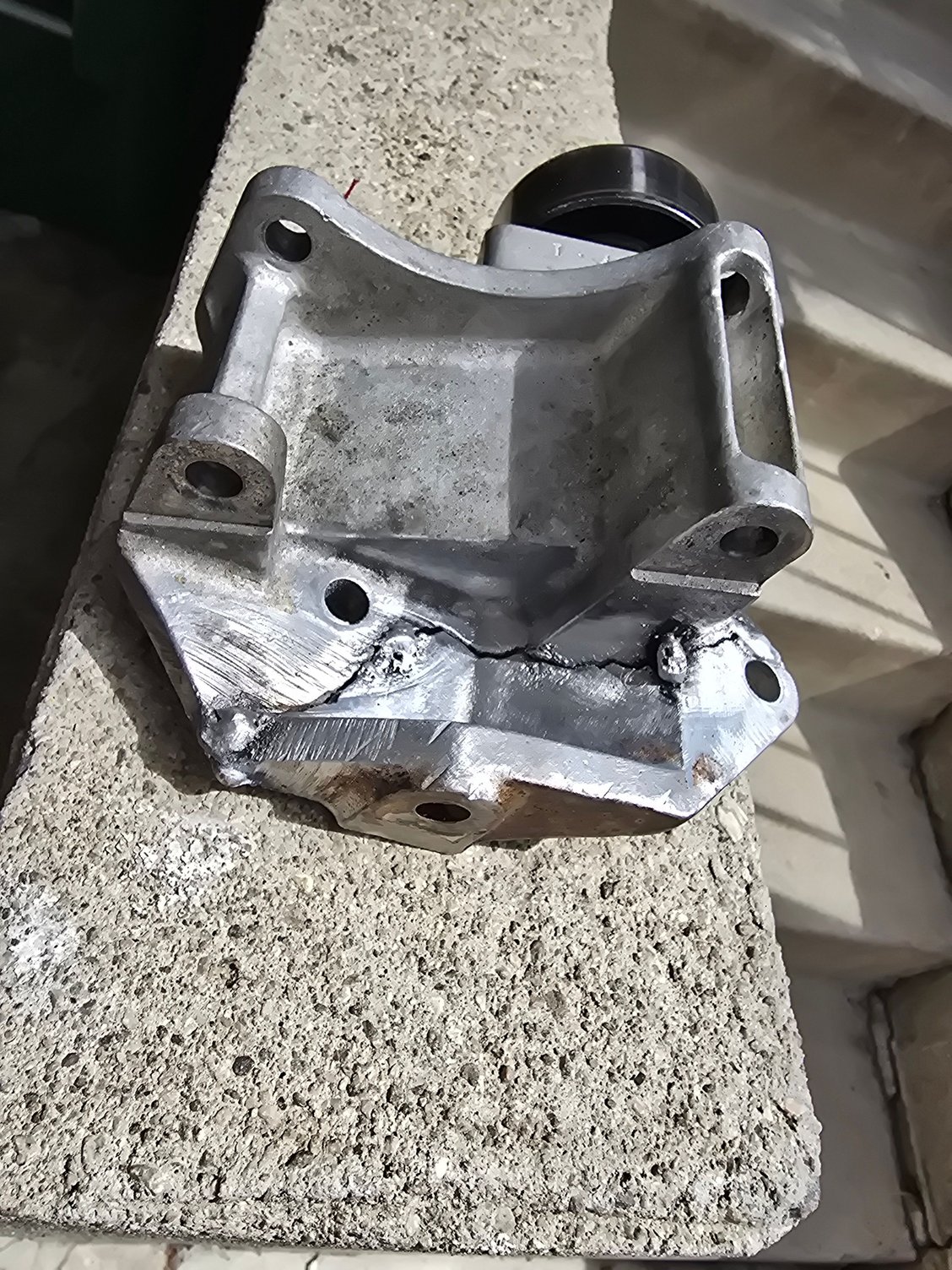 1991 2.3l air-conditioning support bracket 