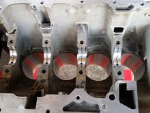 Here are the main bearings in the block. No notch to make it easy to center the bearing.