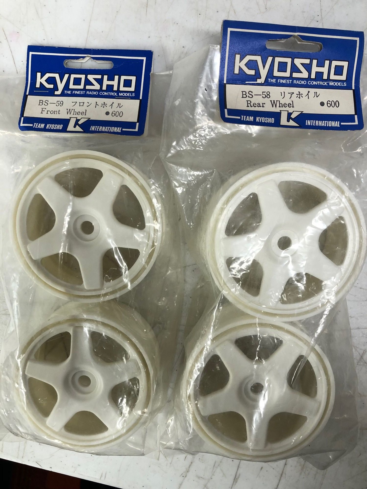 Le Kyosho Burns DX 4x2 - Collection RCmag