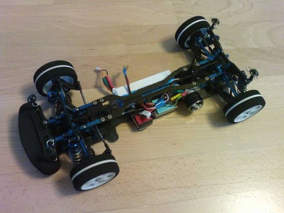 The lightweight TC5 without body. Very light electronic components powered the car. The outrunner made the car able to fight easily with 13.5t powered cars. The battery lasted around 10 minutes and has a weight of 110gr.