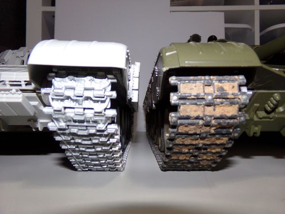 RMSH tracks on the left and T-90 HL metal tracks on the right.