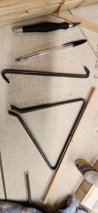 I started by bending the cabane wires for the upper wing