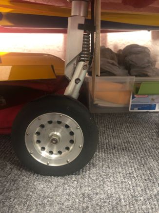 YES IT HAS TRAILING LINK SUPENSION