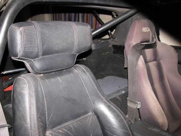 yea its a 91 convertable seat  but the point is the rollcage in the backround  .... oh yea the speakers in the seat WORK