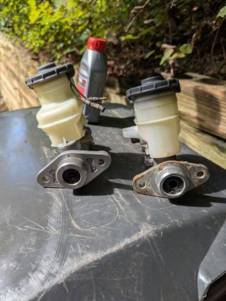 Civic MC on the left and my OEM S2000 MC on the right. Lots of corrosion from a leaking seal under the cap...
