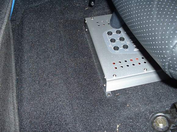 b) Blaupunkt 4100 under driver seat.jpg