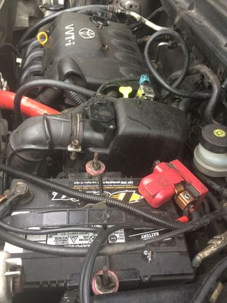 Here I chose Deka battery "imported" from Pennsylvania. Better that other brands.
I find out that was last night a family of rodents eating chicken on my engine. They left chicken bones on the top. This car can be a safe heaven not only for humans.