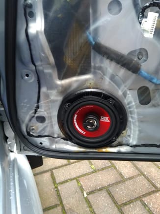 Front speaker with broken plastic ring that was part of the grilles
