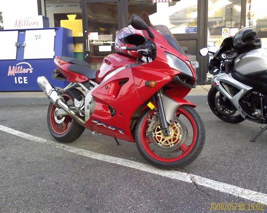 this was my second bike, 2000zx6r, she was fuct so i sold her.