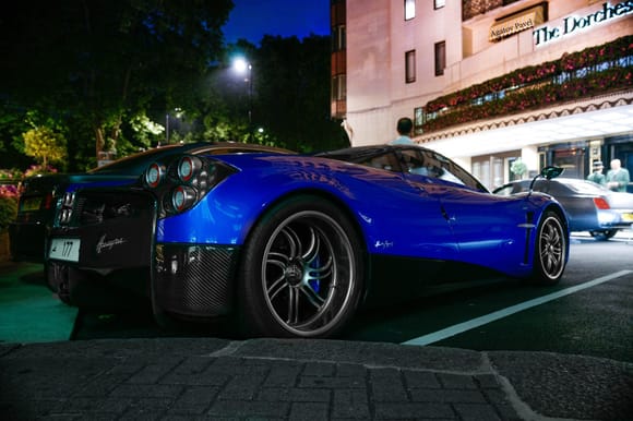 Blue Huayra in  London. By Agatov | Photography