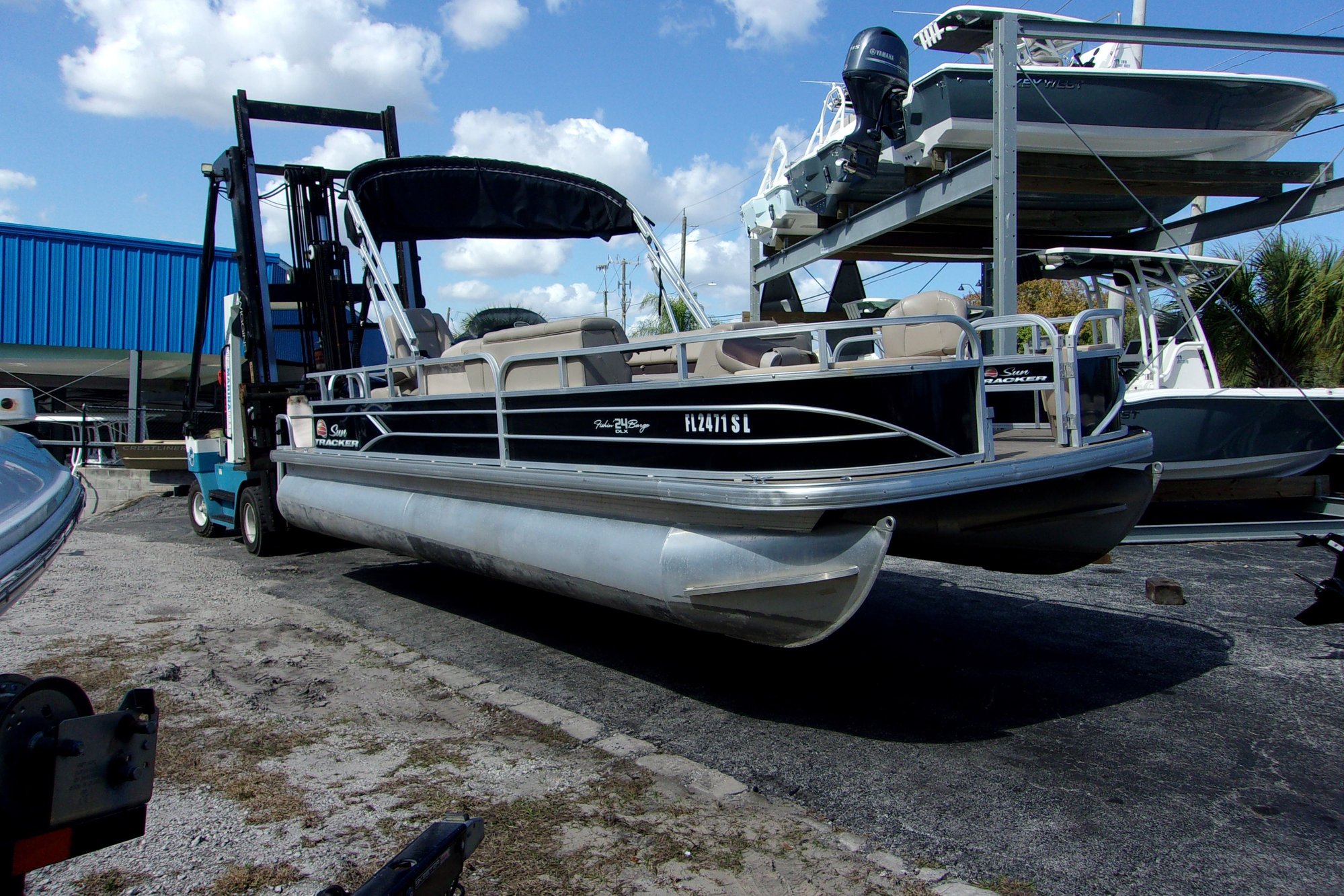 2019 Sun Tracker Fishin' Barge 24 DLX